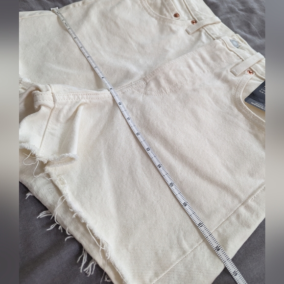 Levi's Ribcage Jean Shorts Hello It's Me Off White - Picture 4 of 13